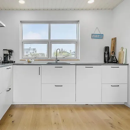Stunning In With Kitchen Holbæk